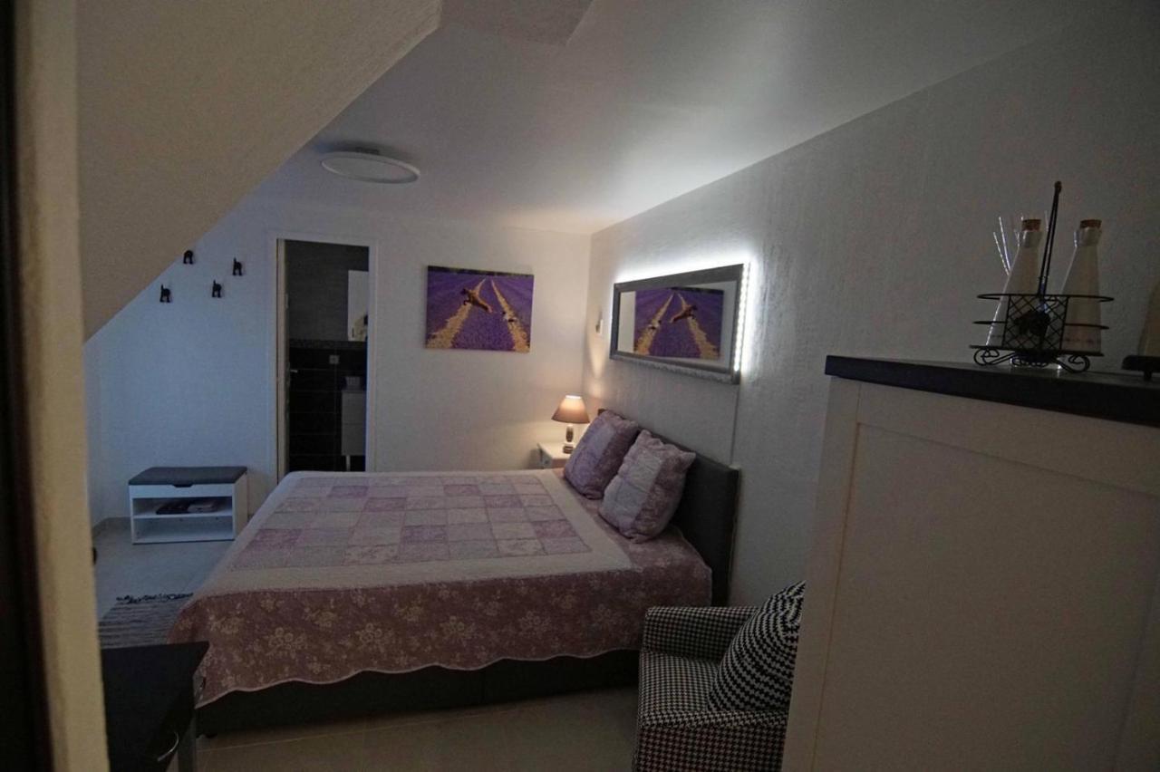 Chez Amali - Stielvolle Ferienwohnung In Der Provence Mit Terrasse Brignoles Ngoại thất bức ảnh
